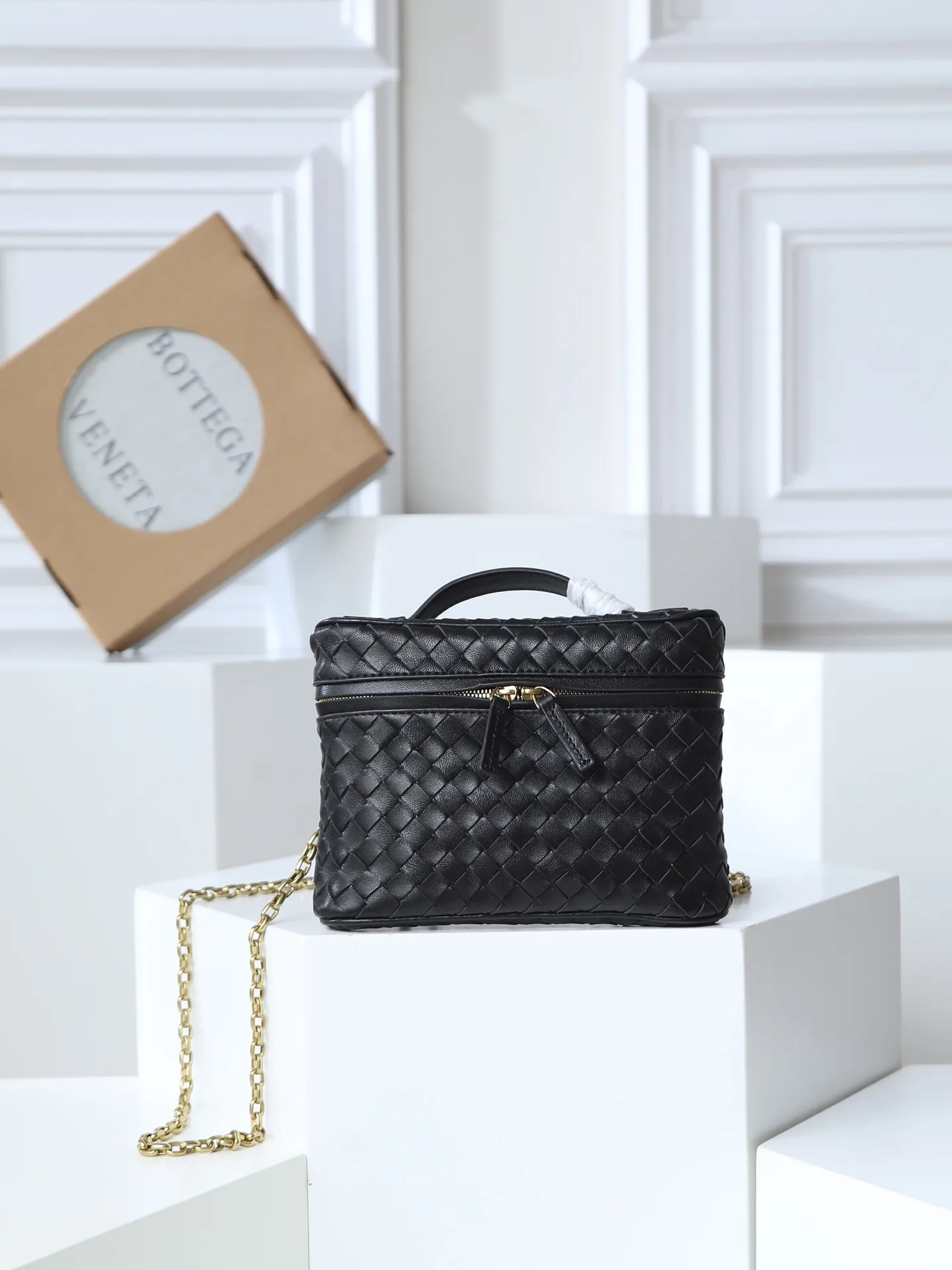 800. BOTTEGA VENETA2025 new women's small Soft Vanity bag adopts the classic Intrecciato weaving technique, inheriting the classics. The ring buckle design 😎 The light metal chain gives you a high-end sense of matching. The chain is removable, so you can wear it as a small bag ~ An elegant small bag that is perfect for participating in events. The overall body of the bag is as soft as marshmallow and can be easily kneaded, showing the strong toughness and high-end feel of the leather. The touch of sheepskin is so amazing. It is so healing when pinched! I have absolutely no resistance to small bags! ! ! Style number: 843800 Size: 19*14*3cm